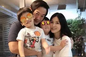杨采妮晒合照庆47岁生日，素颜皮肤仍水灵，双胞胎儿子颜值随妈图片