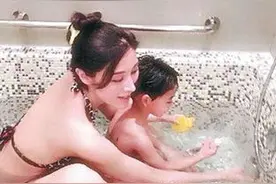 李嘉欣穿三点式与儿子共浴，狄莺与15岁儿子同床，最终食其恶果图片