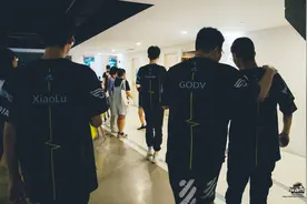 4AM常规赛的最后一天，ZGG终于开始转运，和小鹿同拿9淘汰图片