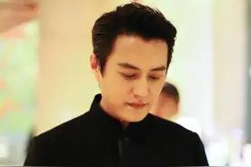 44岁靳东帅到炸裂！穿中山装梦回“明楼”，大背头化身霸道总裁图片