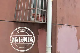 南昌：垃圾分类点距离卧室窗口不到5米，居民直呼“太臭了”图片