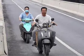 电动车违法驶上高架，交警一上午拦截处罚近100人图片