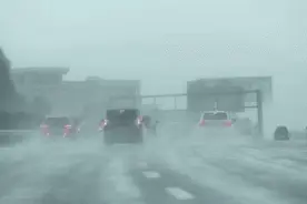 高速突遇暴雨停应急车道还是继续开？这才是正确做法，学会能保命图片