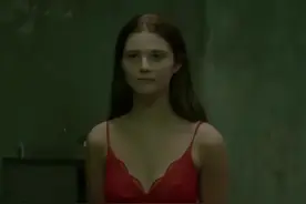 地牢女孩：女孩被父亲囚禁密室24年，生下7个孩子，最后被解救图片