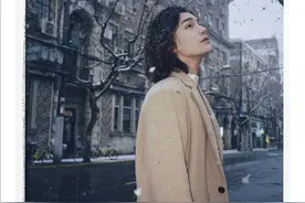 丁禹兮长发造型长这样，穿长款大衣流露少年气质图片