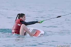 黄圣依穿泳衣冲浪 双腿白皙修长前凸后翘身材撩人图片