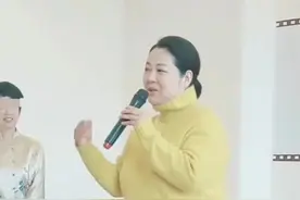 50岁“王小麦”患病胖到认不出，惹王丽云心疼，二婚嫁名导好幸福图片