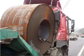 货车拉钢卷为什么都是立式运输，平放不是更安全吗？图片