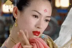 章子怡近照曝光，眼袋下垂，皮肤松弛，尤其一口大黄牙太显眼图片