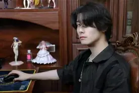 B站主播纯黑回归并爆照，网友：很有男优的气质图片