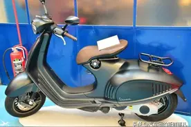 一辆踏板卖16.8万，大陆仅有20辆，骑上我心爱的Armani小摩托图片