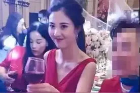 “最美丈母娘”火了，撩起长发的瞬间，网友：有考虑女儿的感受吗图片