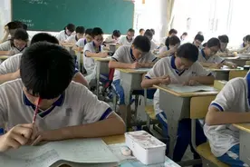 老师将考试成绩发到家长群，家长：有损孩子自尊心，不道歉就举报图片