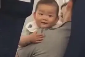 “馋猫宝宝”高铁上看到有人吃东西，流了爸爸一肩膀口水，太萌了图片