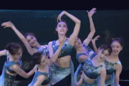 一米八女子天团演绎“仙女下凡”？“史上最活泼”孔雀来袭图片