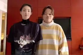 35岁王丽坤跳热舞，素颜皮肤白到发光，细腿瘦的撑不满紧身裤图片