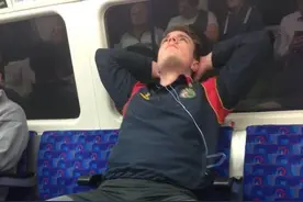 男生为什么总喜欢把腿岔开？看完总算明白了图片