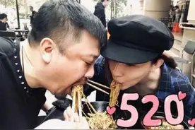 喜剧演员贾冰与小2岁妻子同框似“父女”，曾被人说老牛吃嫩草图片