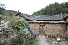 豫西深山里的“钉子户”，为省钱木杆钉猪圈，盼着母猪怀上野猪仔图片