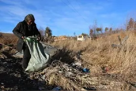 内蒙古一乞丐捡到一根铁棍，转手卖了12000元，专家：错失了3个亿图片