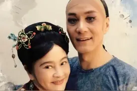 梁丹妮庆祝结婚28周年，晒冯远征帮剪发照片，两人无子感情仍甜蜜图片