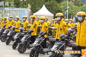 你觉得他们只会送外卖？文明上路、戴好头盔、礼貌言行…外卖小哥化身文明行为见证者与传播者图片