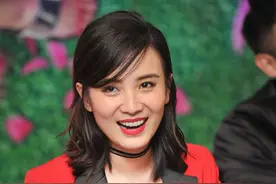 有一种媚感叫宋佳穿西装，透视内搭真挺撩人，简约款式也有魅力图片