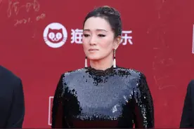 北影节红毯：杨颖美背抢镜，佟丽娅仙气绝美，都不及巩俐比耶吸睛图片