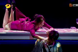 这谁顶得住！激情四射张艺兴看了都坐不住，回味无穷站着说羡慕图片