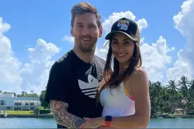 齁甜!梅西迈阿密度假搂妻子小蛮腰合影,安妞踮脚卖萌梅西笑容灿烂图片