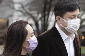 孟晚舟老公罕见现身！西装革履身材魁梧帅气，一路守护显霸总范儿图片