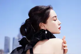 32岁baby晒性感照，露背礼服大方秀蝴蝶背，耳朵通红引粉丝担忧图片