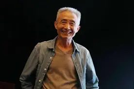 为给妻子治病，64岁教授成“网红”，爆笑讲解古诗词，吸粉500万图片
