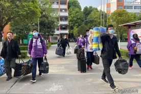 汉中寄宿制学校今天分时段错峰入校 一个学生由一名家长陪同入校图片