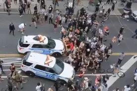 两辆警车“失心疯”，撞倒一大片示威者，事发纽约图片