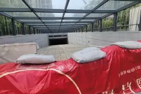 水深超路面50多厘米，郑州这个小区地下车库里300多辆汽车却完好无损！咋做到的？图片