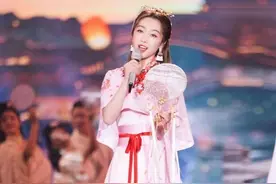 宣璐穿国风披肩刺绣裙亮相，温婉柔美，网友：仿佛看到了江师姐图片
