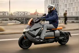 未来科幻成为现实，宝马CE 04电动踏板发布，售价约10.45万元图片