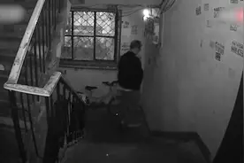 监控拍下难以忍受的一幕！年轻男子在小区楼道里随地小便视频封面