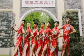 大学毕业生拍照，奇葩姿势火了，男生穿旗袍比女生还“惊艳”图片