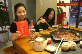 重庆男人开火锅店，利用“一张彩票”，年赚110万，方法值得借鉴图片