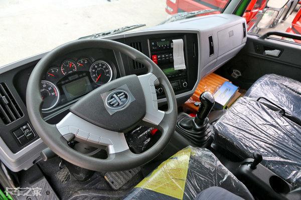 拉砂石料自卸车