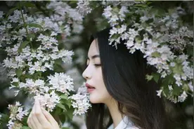 男子骑自行车参加同学会，被初恋笑话穷酸，妻子出现，全场沉默图片
