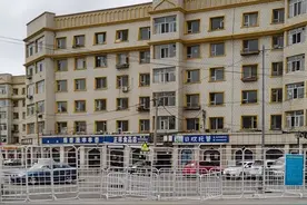 吉林市的清真美食街，很多商家也关门了。图片