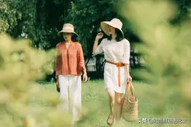 入夏了，60多岁的女人该怎么穿？九分裤+棉麻衫，时髦特显气质图片