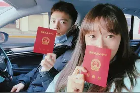 恭喜！中国田径女神公布结婚喜讯，与丈夫手持结婚证合影超幸福图片