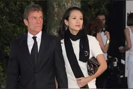 章子怡闯荡好莱坞时期太美了，穿吊带裙与前男友亮相，国际范十足图片