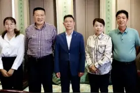 潘克晒团队合影，尽显对李圣的尊重，姚爸笑容太灿烂图片