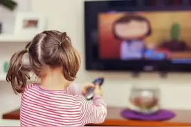 经常看电视和很少看电视的娃有何区别？研究证明：前者更“聪明”图片