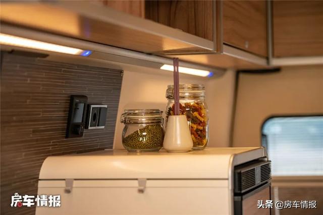 峰值扭矩1000牛米的房车见过么？配4驱厨卫齐全住2人，这品牌够硬